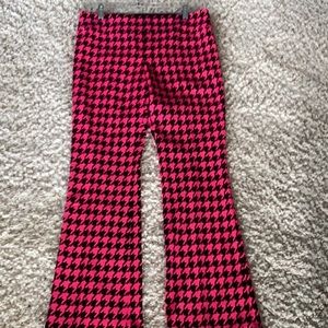 Alice + Olivia Size 8 Pink & Black Houndstooth print. Bootcut, inseam 32”